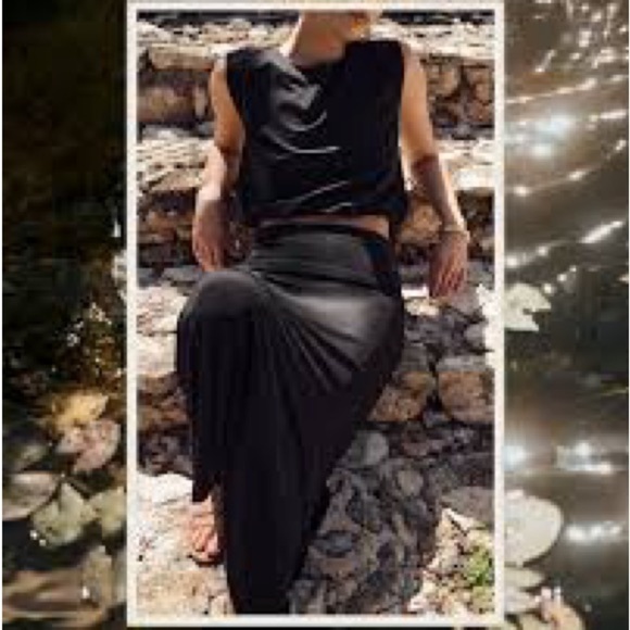 NEW Banana Republic Crepe Knit Bubble Hem Sleeveless Crop Top - Picture 3 of 4